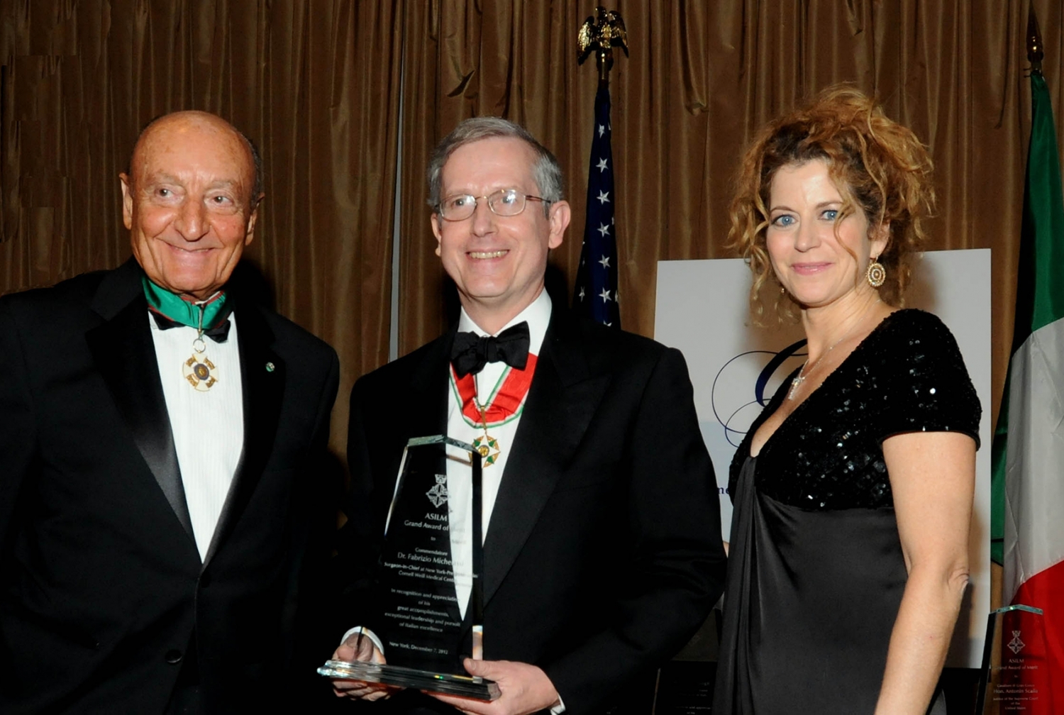 Dr. Fabrizio Michelassi receives the Grand Award of Merit from ASILM's President Dr. Lucio Caputo and Toastmaster of ASILM's Gala Laura Savini