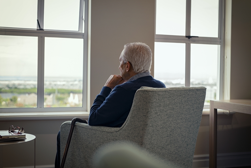 一位老人望着窗外陷入沉思
