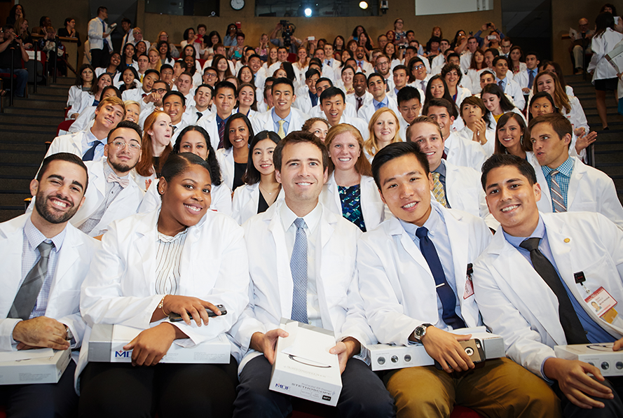 Group photo of Weill Cornell Medical College's Class of 2021.