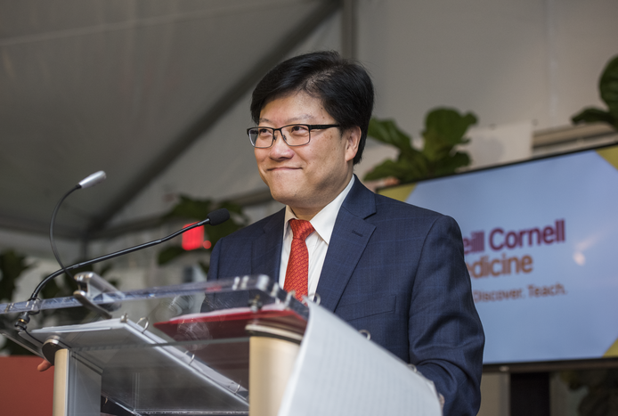 Dean Augustine M.K. Choi announcing Weill Cornell Medicine's new scholarship program 