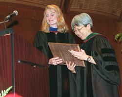 Dr. Hazel Szeto receives the Graduate School of Medical Sciences' Alumni Award of Distinction presented by Dr. Kathleen Scotto