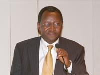 Dr. Estomih Mtui, director of the program in "Anatomy and Body Visualization," delivers the opening remarks at the 2006 Anatomy Memorial Service.