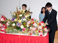 Kenneth Hung presents flowers in memory of the donors.