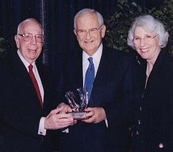 Dr. Isadore Rosenfeld receives Research!America's 2001 Award for Impact on Public Opinion Through the Media 